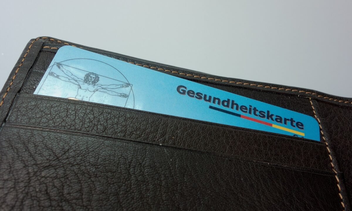 Die blaue Rückseite Ihrer E-Card: Was sie im Urlaub kann und was nicht
