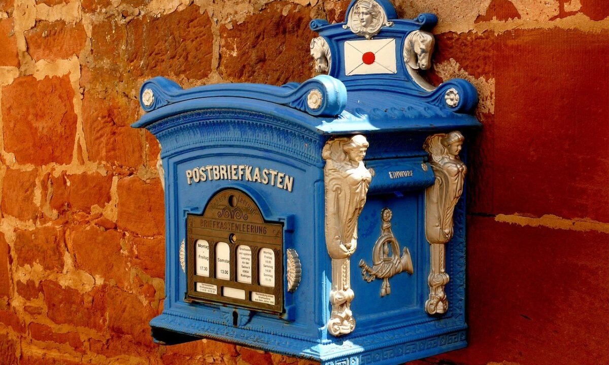 Ein Brief mit gelbem Zettel, während Sie am Meer sind: Wie Sie Fristen im Urlaub überleben