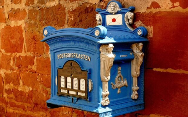 Ein Brief mit gelbem Zettel, während Sie am Meer sind: Wie Sie Fristen im Urlaub überleben